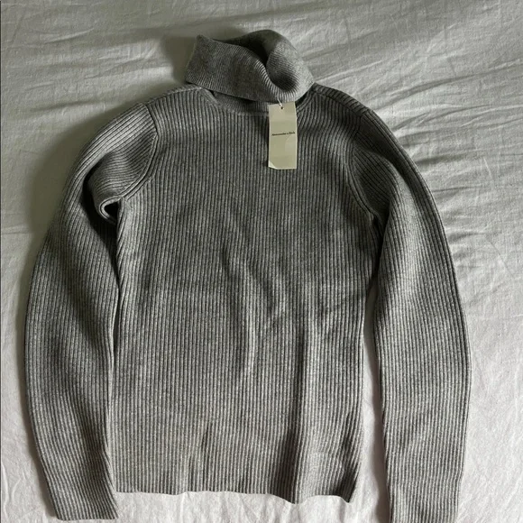Abercrombie and Fitch Gray Ribbed Turtleneck Sweater - Picture 2 of 4